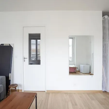 Nice Flat Near Buttes Chaumont Paryż